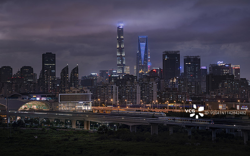 磁悬浮列车、地下通道与城市天际线图片素材