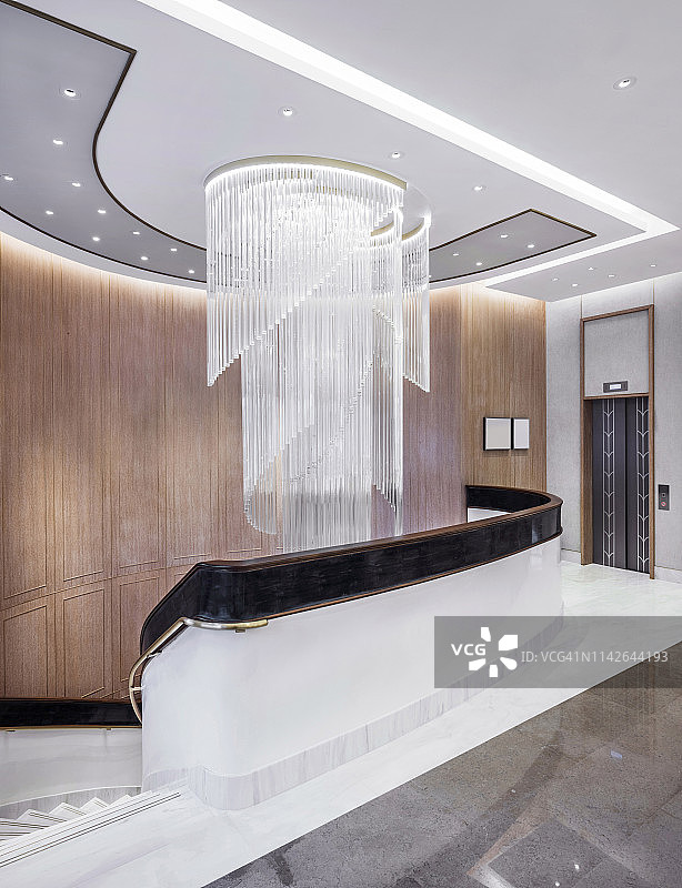 豪华珠宝店内的螺旋楼梯图片素材