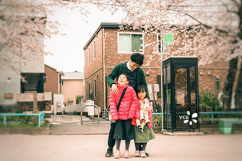 日本父亲和两个女儿图片素材