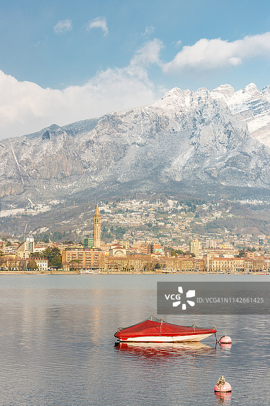 科莫湖上的红色小船，背景是意大利伦巴第的莱科市和雷塞贡山图片素材
