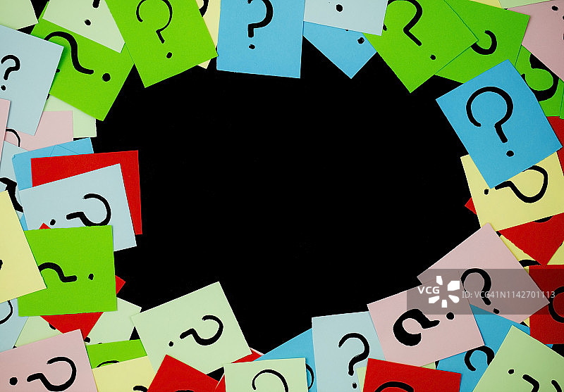 彩色便利贴上的问号，中间空白图片素材