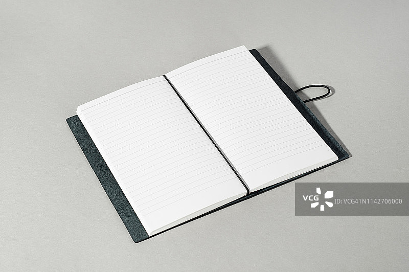 灰色背景上带有空白页面的打开的书本图片素材