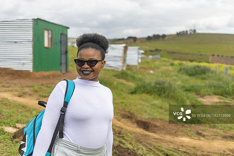 在南非小镇的快乐年轻女人图片素材
