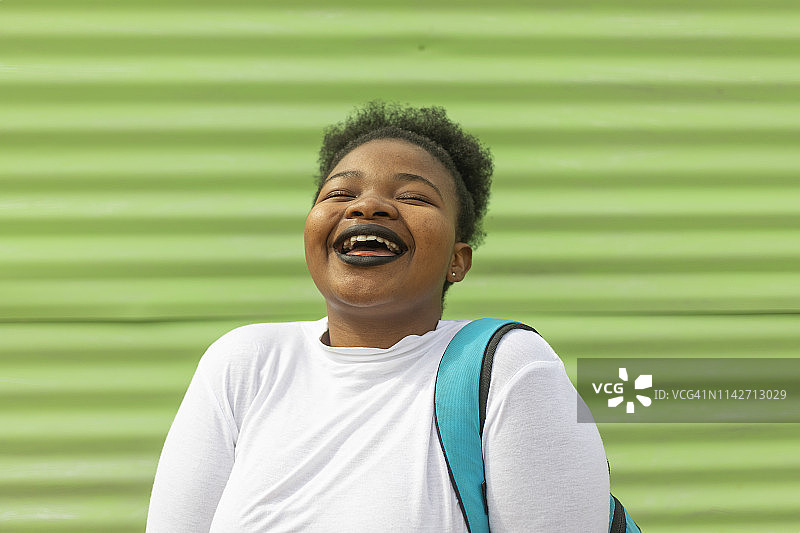 快乐的年轻非洲女人肖像图片素材