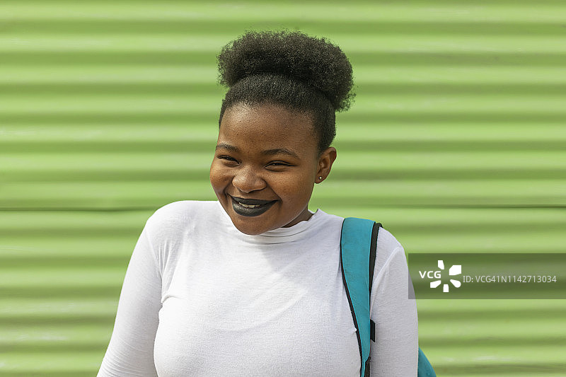 快乐的年轻非洲女人肖像图片素材