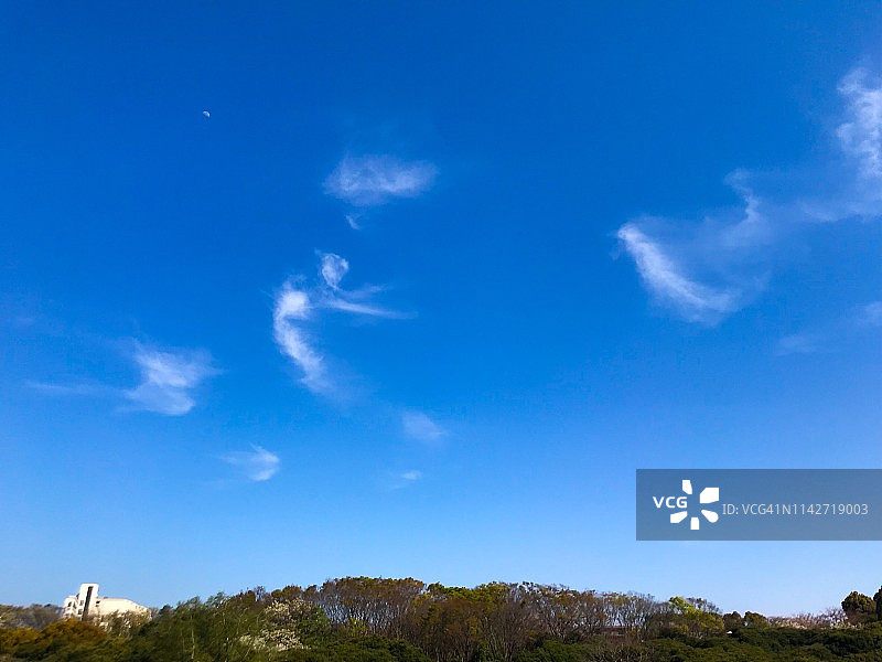 蓝天白云下的山丘图片素材