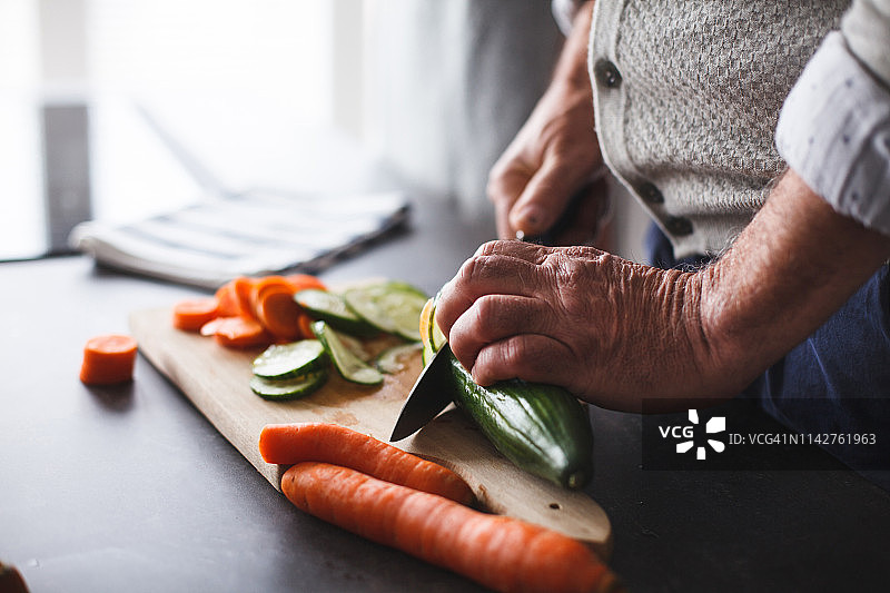 切割新鲜黄瓜和胡萝卜图片素材