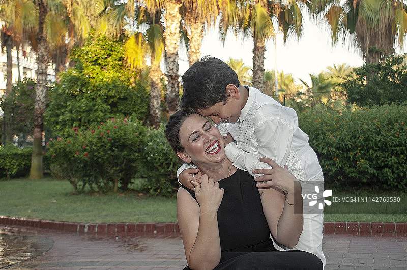 土耳其母亲和她接受割礼的儿子图片素材