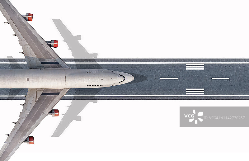 飞机从跑道起飞航拍鸟瞰图片素材