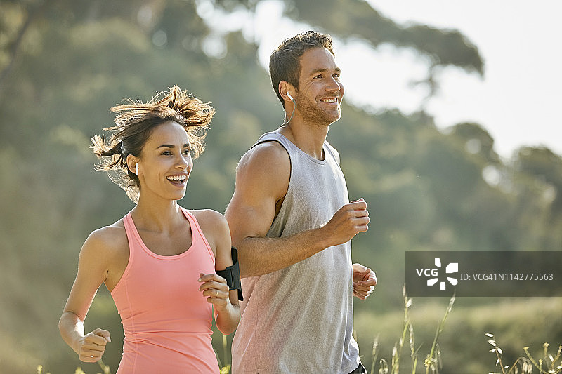 慢跑时听音乐的快乐运动情侣图片素材