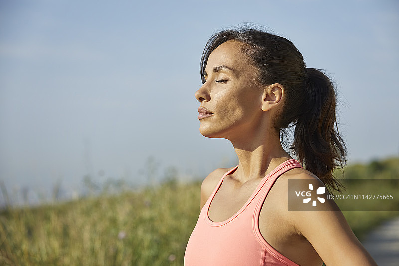 运动后在公园休息的疲惫女性图片素材