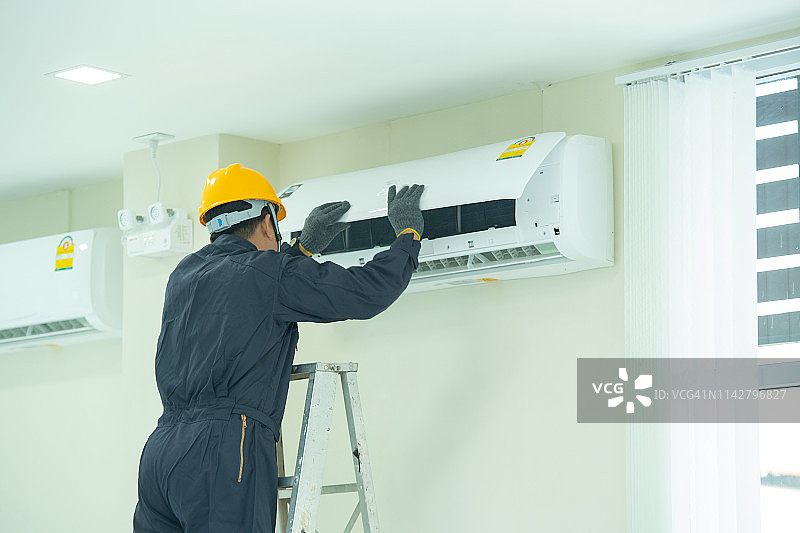 维修空调的技术人员图片素材