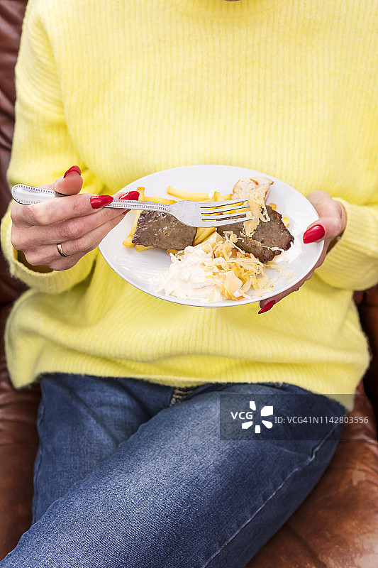 女人吃家常晚餐图片素材