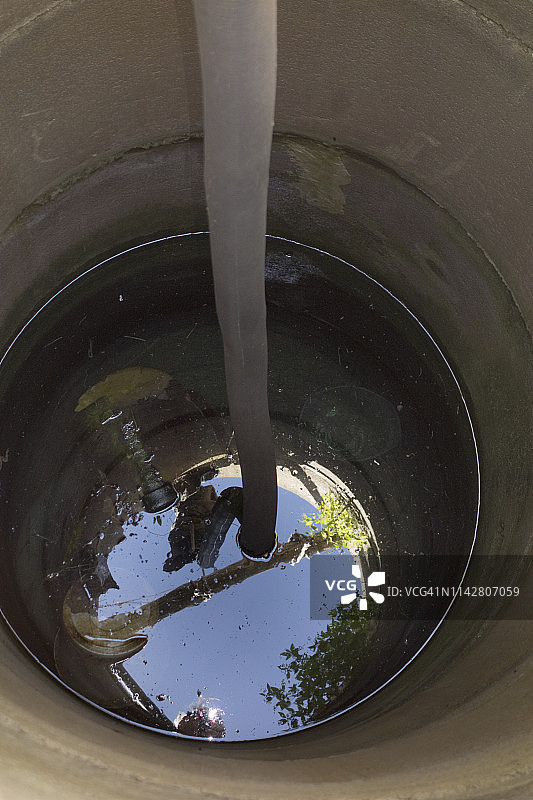 圆形钢筋混凝土覆盖的水井图片素材