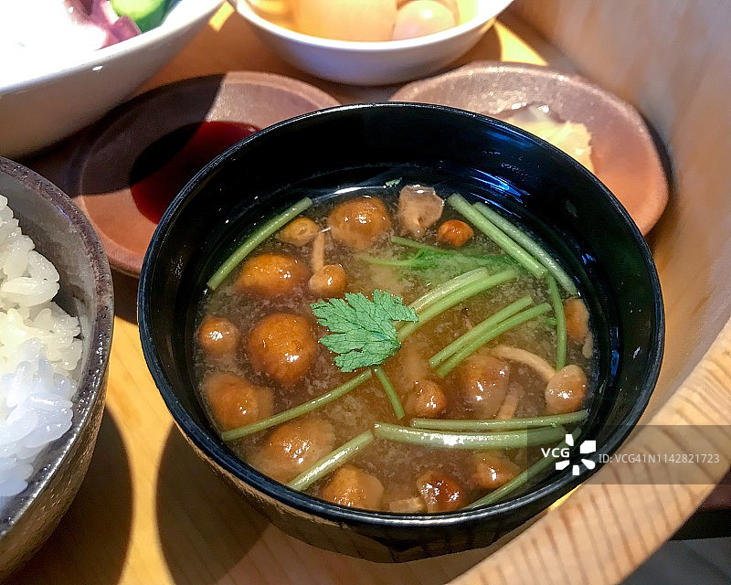 滑子菇味噌汤图片素材