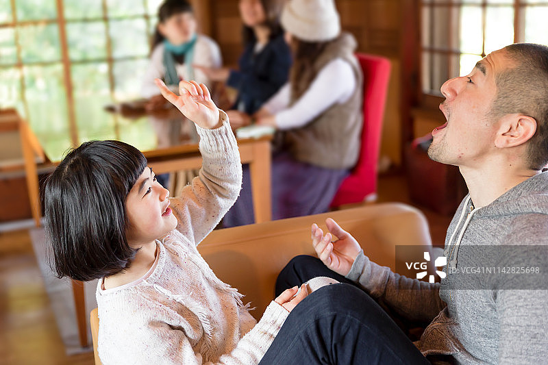 快乐的日本女孩和父亲一起玩耍图片素材