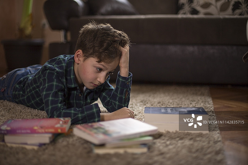 厌倦做作业的小男孩图片素材