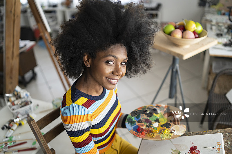 美丽的美术画家在工作室绘画图片素材