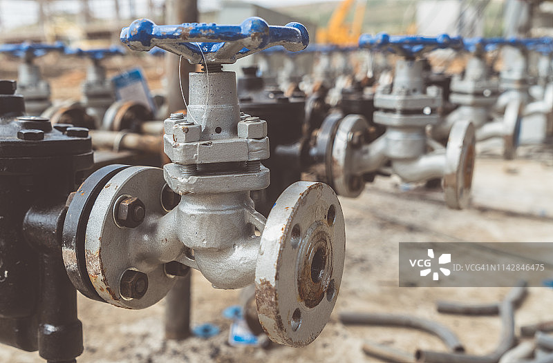 工厂中管道上的阀门特写图片素材