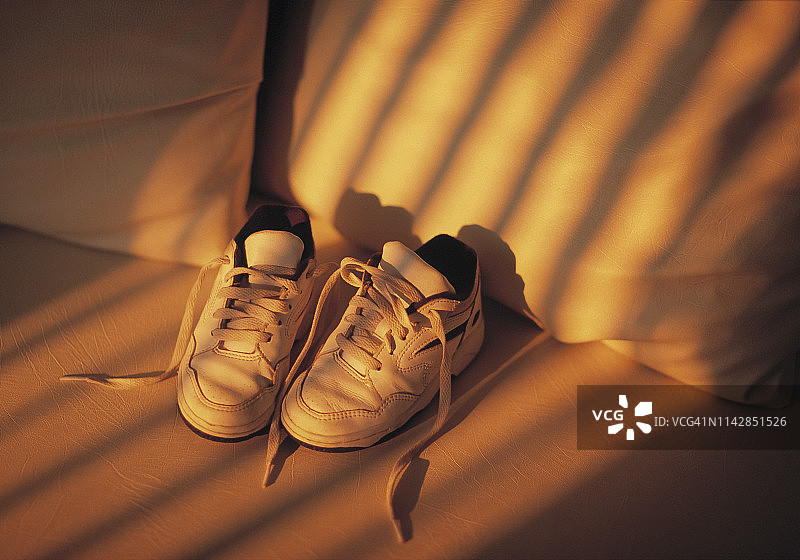 沙发上的儿童鞋图片素材
