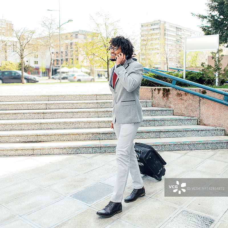 商人边走边打手机图片素材