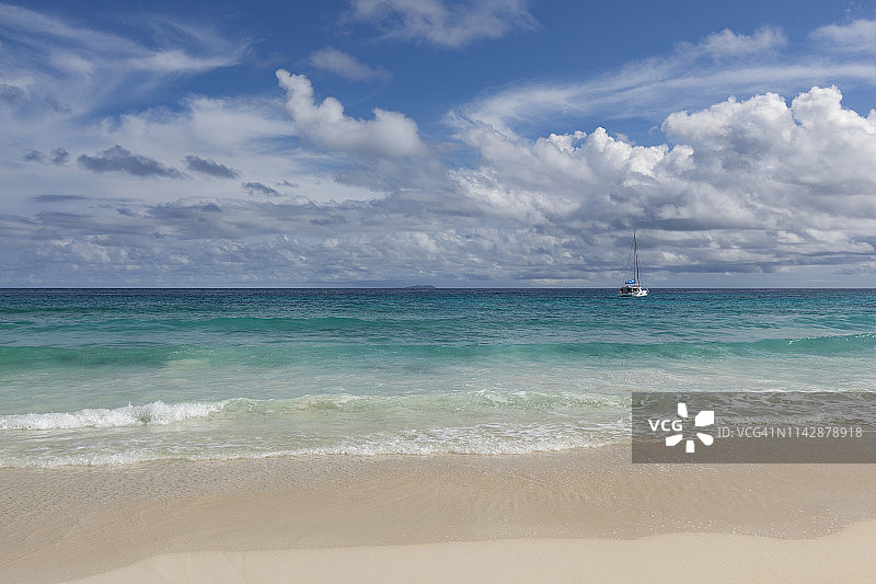 非洲塞舌尔海岸线与双体船图片素材