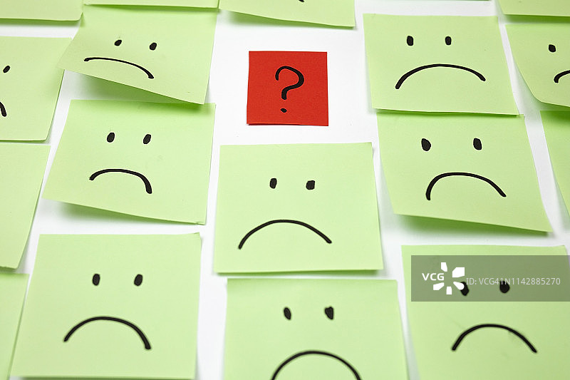 便利贴上的悲伤表情图片素材