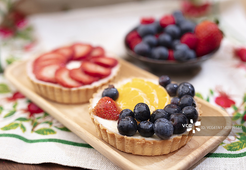 盘子里的小水果蛋糕图片素材