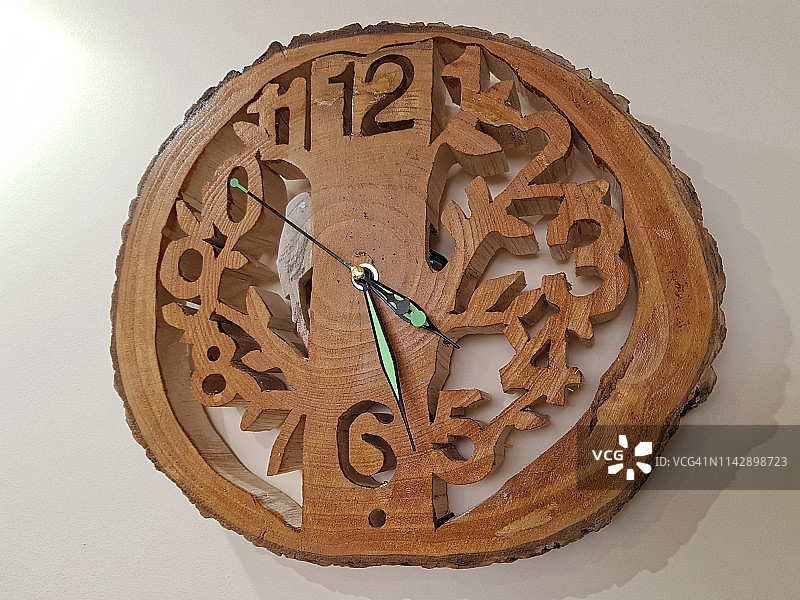 手工木制壁钟，小时刻在木头上，家居装饰图片素材