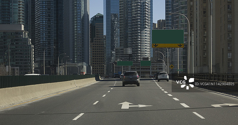 城市景观中的高速公路交通图片素材