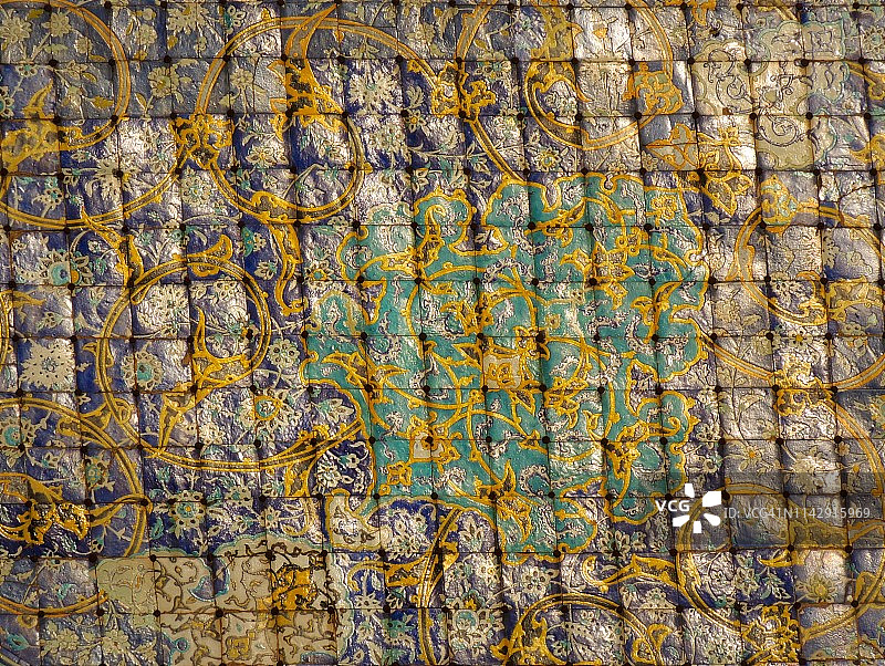伊朗伊斯法罕伊玛目清真寺绘制精美的发光旧瓷砖图片素材