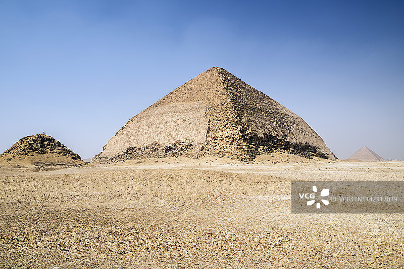 埃及开罗代赫舒尔墓地的红色金字塔和弯曲金字塔图片素材