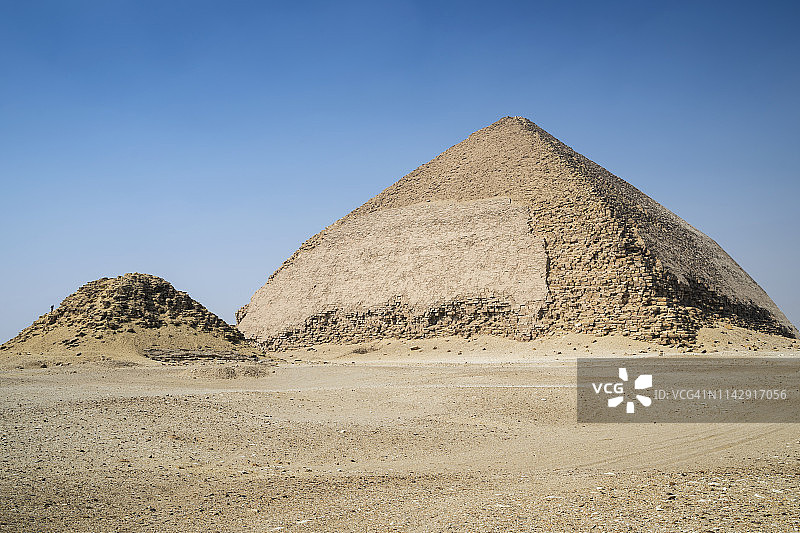 埃及开罗代赫舒尔墓地的红色金字塔和弯曲金字塔图片素材