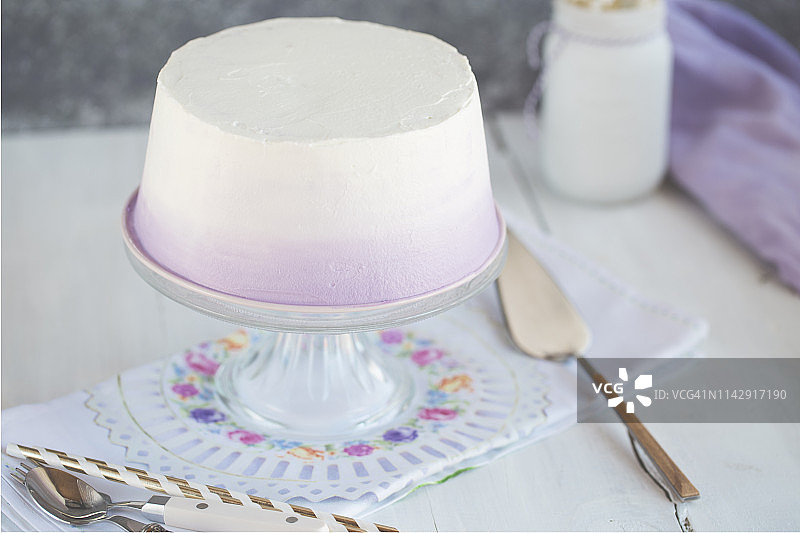 奶油蛋糕架上的天使蛋糕图片素材