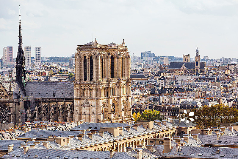 巴黎圣母院与巴黎天际线，法兰西岛，法国图片素材
