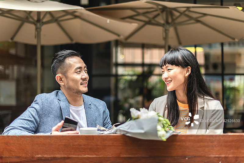 在酒吧约会的亚洲年轻情侣图片素材