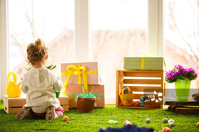 可爱的女婴玩耍复活节装饰品图片素材