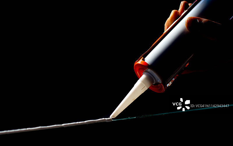 工匠使用硅胶粘合剂图片素材