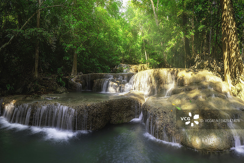 泰国北碧府爱侣湾国家公园瀑布图片素材