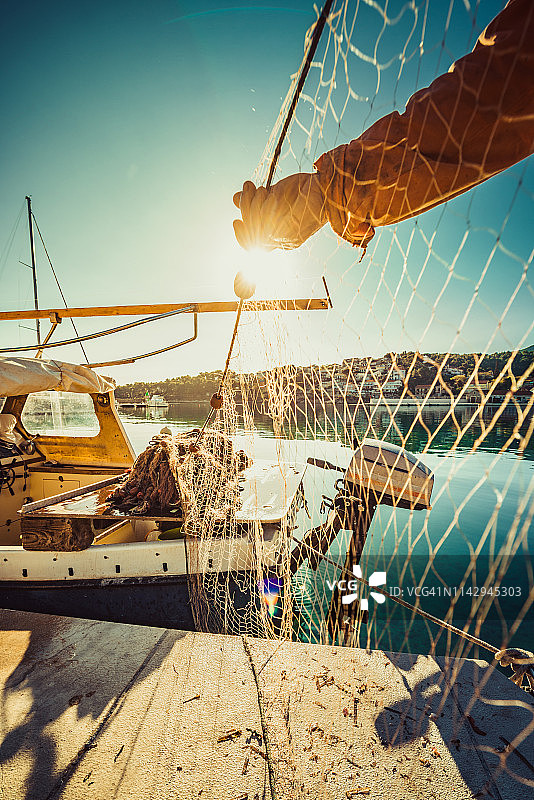 渔民在清理渔网图片素材