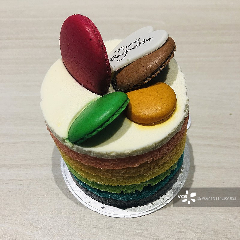 彩虹蛋糕配马卡龙图片素材