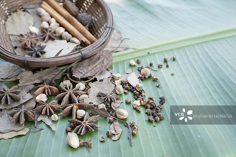 香蕉叶上的香料和草药。食品和烹饪配料 - 图片图片素材