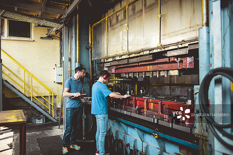 冲压弯管机图片素材