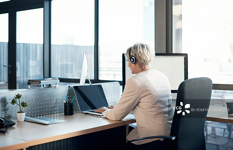 我正在访问您的个人资料以找出问题所在图片素材