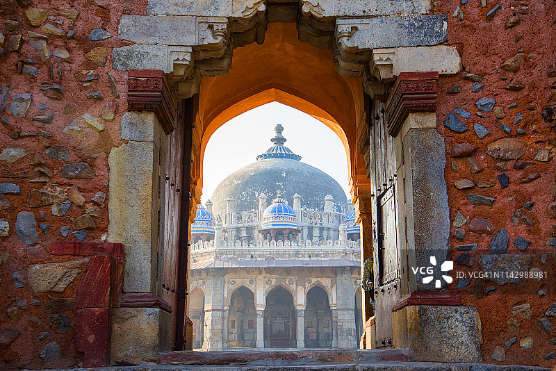 伊萨汗清真寺及其陵墓，建于1547年，位于胡马雍陵墓附近，是联合国教科文组织世界遗产，位于印度德里图片素材