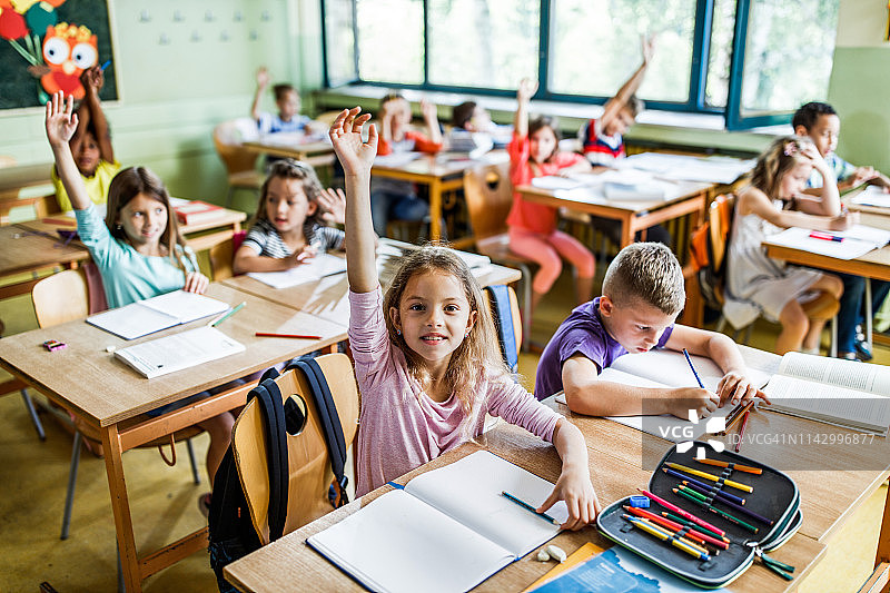 课堂上举手的小学生图片素材