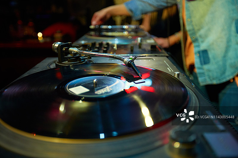 DJ在转盘上混音的特写镜头图片素材
