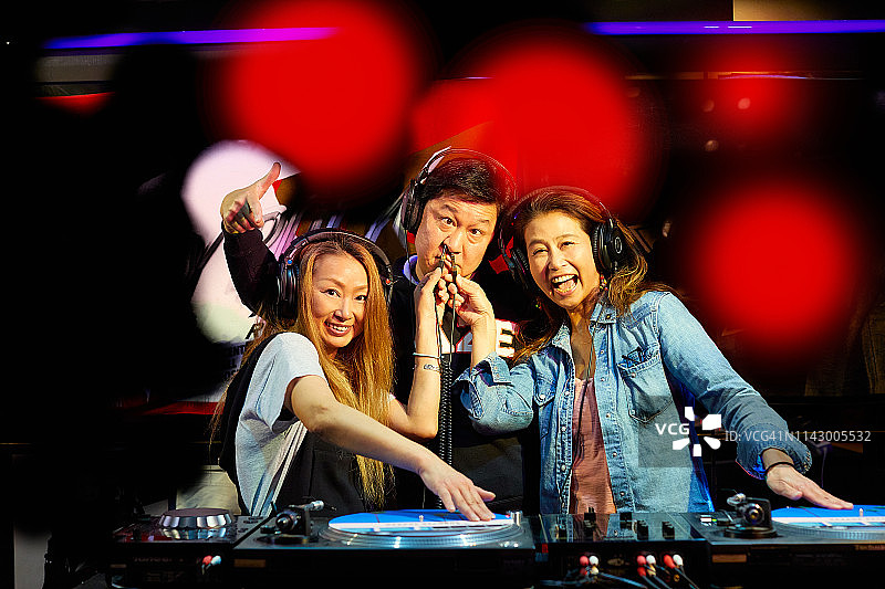 在时髦夜间派对的夜总会DJ（半身照）图片素材