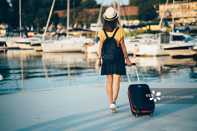 女游客在码头准备游轮旅行图片素材