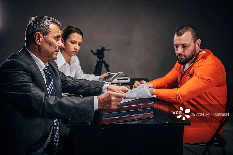 警察在审讯室审问囚犯图片素材